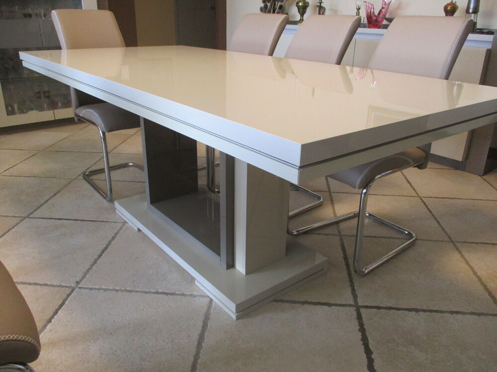 Ensemble de sale a manger gris clair et taupe, Meubles