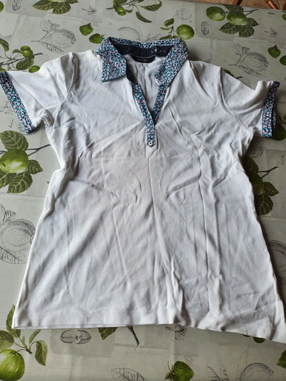 Polo blanc et fleur
taille 38
burton of london Vêtements