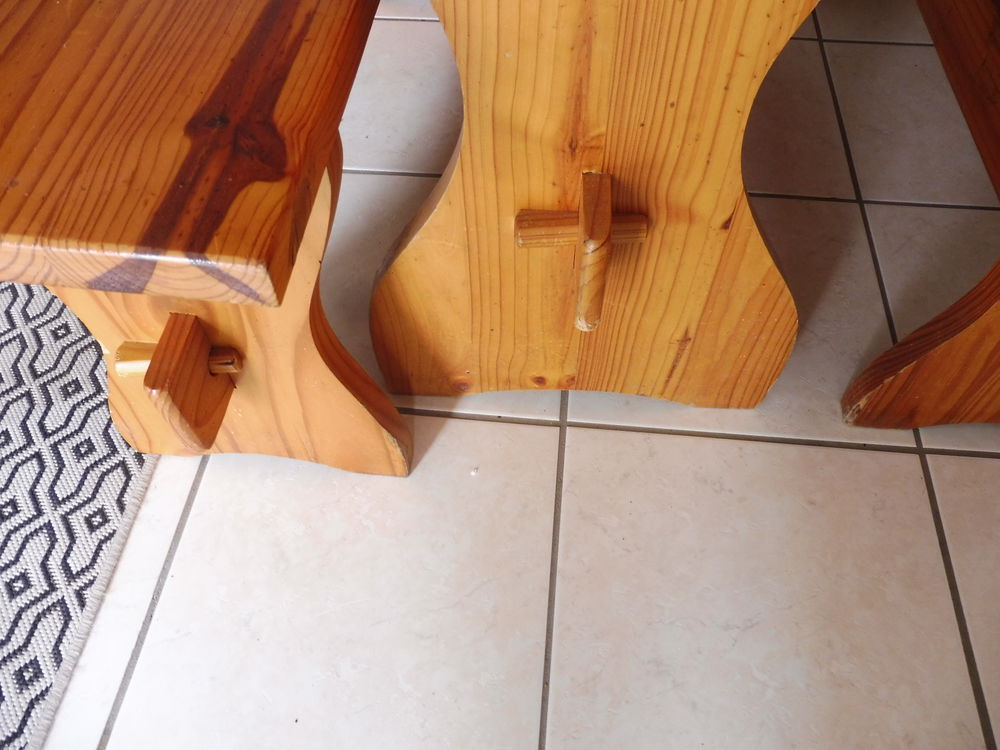 table en pin massif et 2 bancs assortis Meubles
