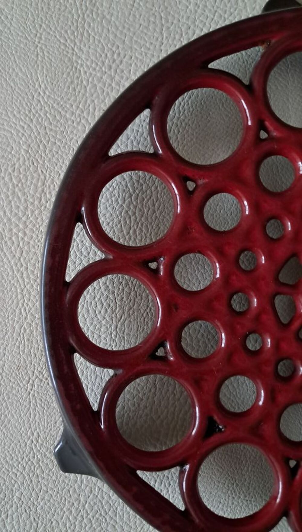 dessous de plat en fonte noir et rouge d&eacute;cor g&eacute;om&eacute;trique Décoration
