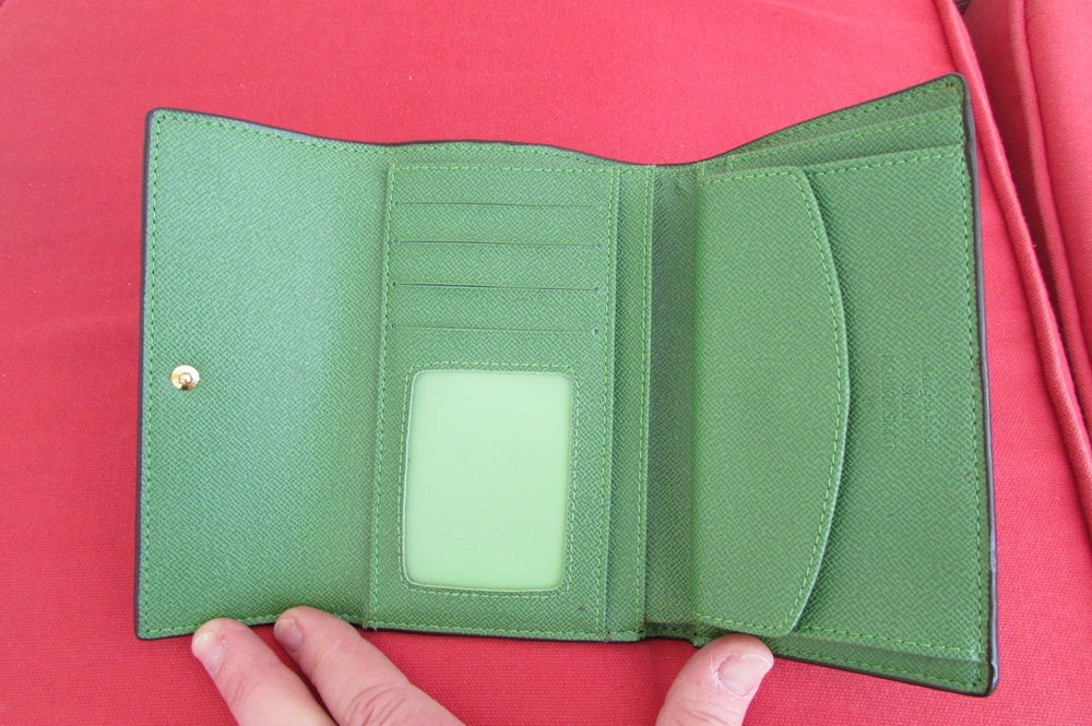 Porte feuille compact L.Vuitton,monogramm&eacute; perfor&eacute;
Maroquinerie