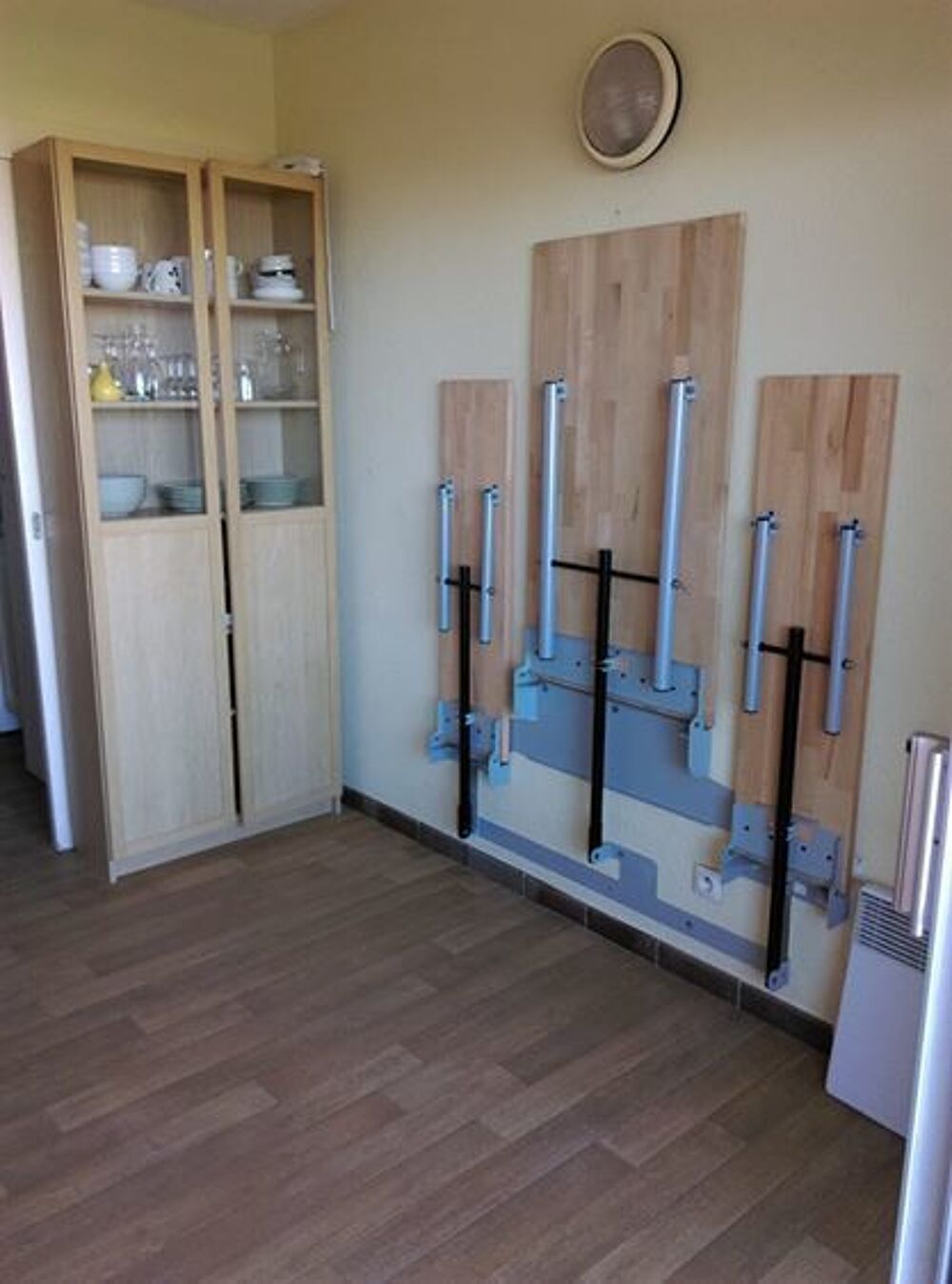table et bancs relevables sur mur pour gain de place Meubles