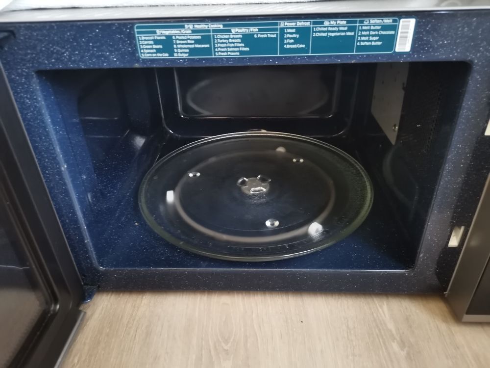 Micro-onde combin&eacute; Tr&egrave;s peu sevi .
Etat neuf Electroménager
