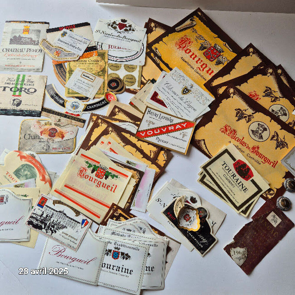Lot d'&eacute;tiquettes de vin du monde entier de 1961 &agrave; 1985, ave 