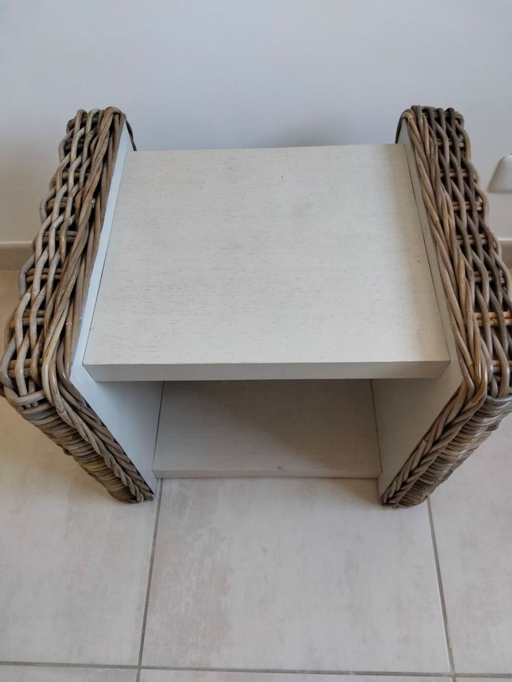 2 tables de chevet en kubu. Bon &eacute;tat. Meubles
