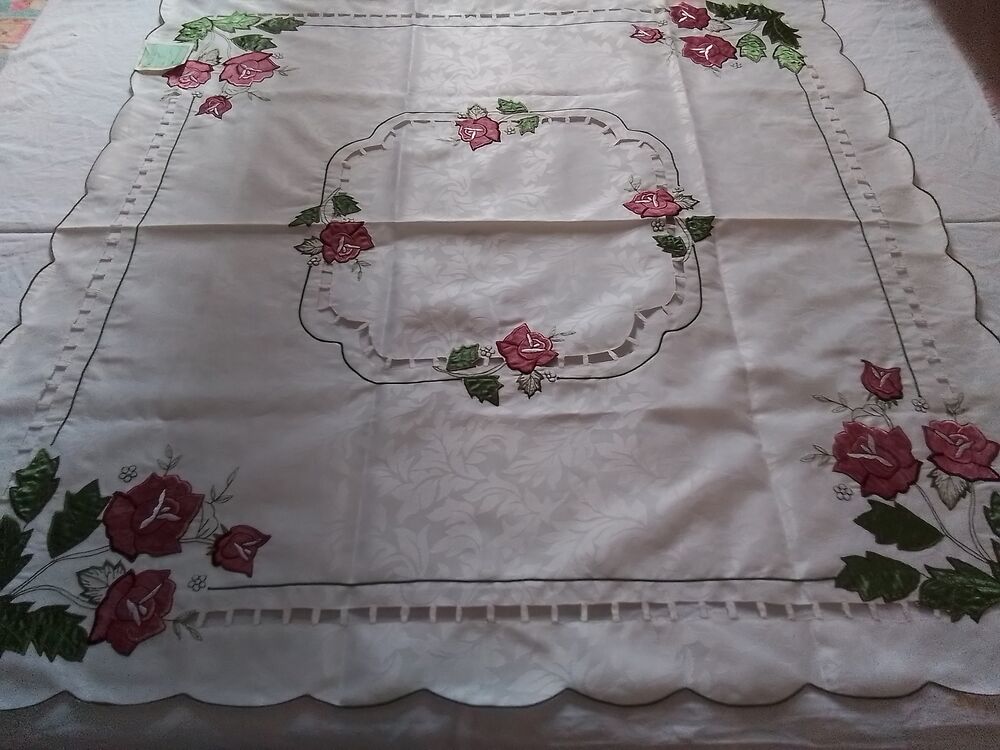 Joli napperon ajour&eacute; &amp; brod&eacute; par des roses Décoration