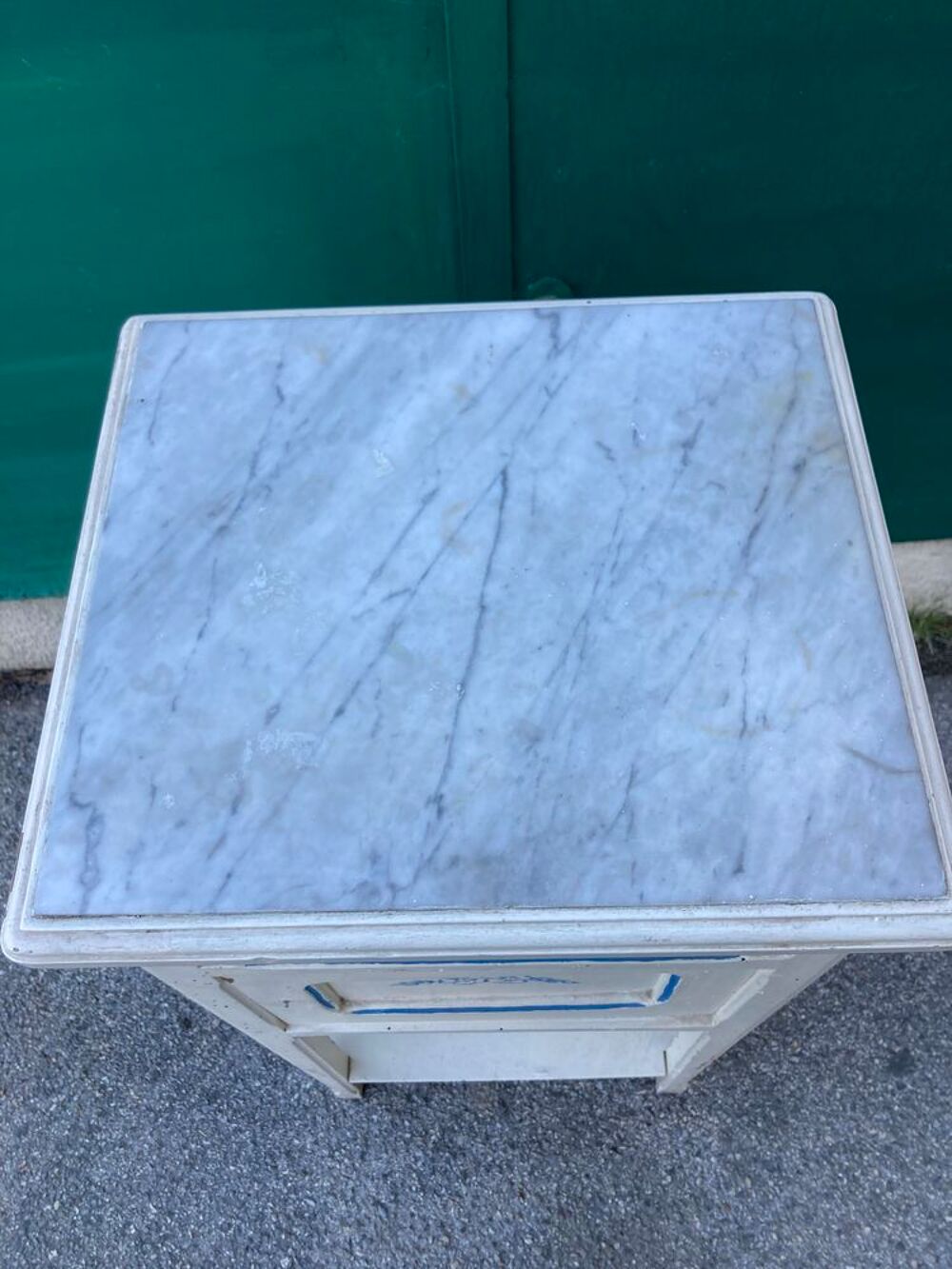 Petit meuble &eacute;tag&egrave;re ancienne avec porcelaine marbre blanc Meubles