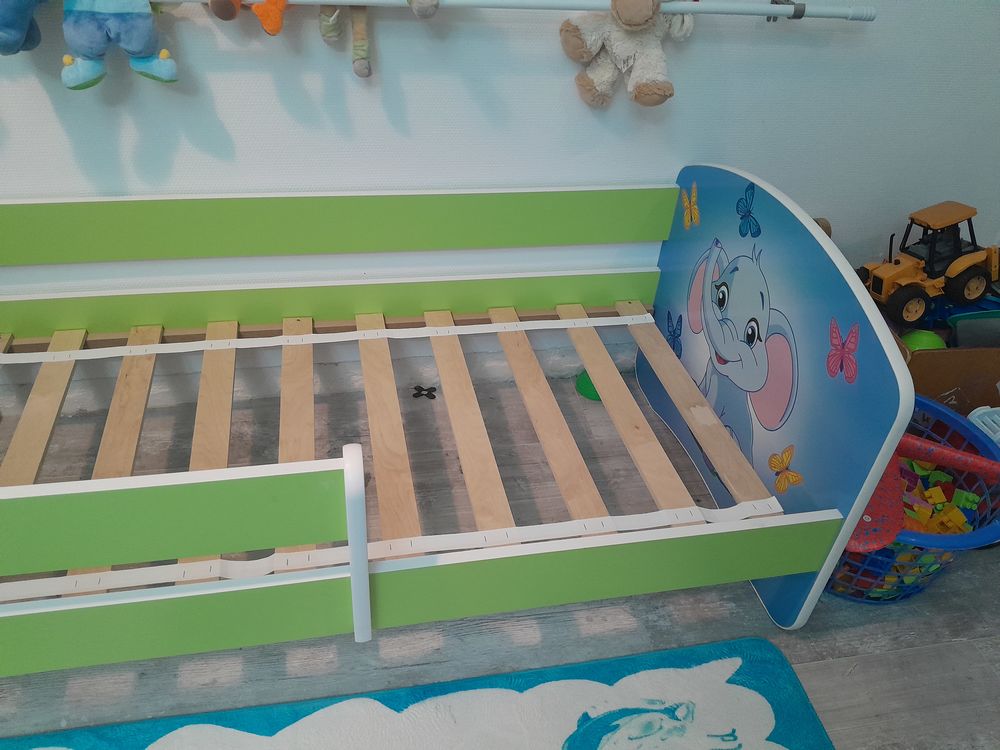 Lit 1 place enfant et son
Matelas le tout NEUF Meubles