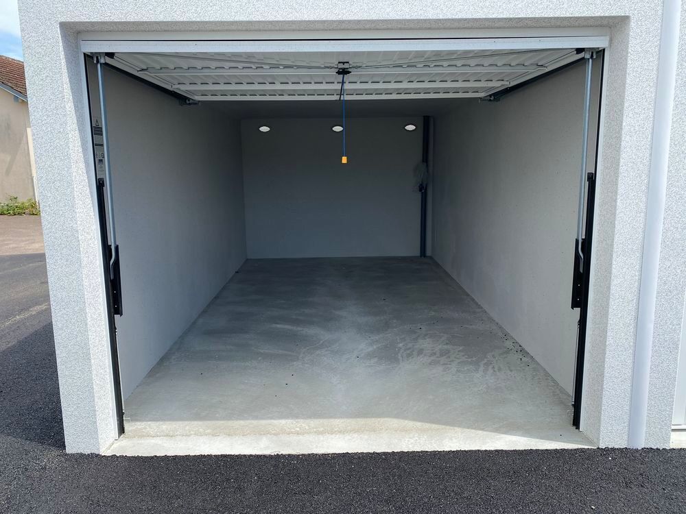 Location Parking/Garage garage 3m x 5 m au centre du village accès 24/24 état neuf Douchy