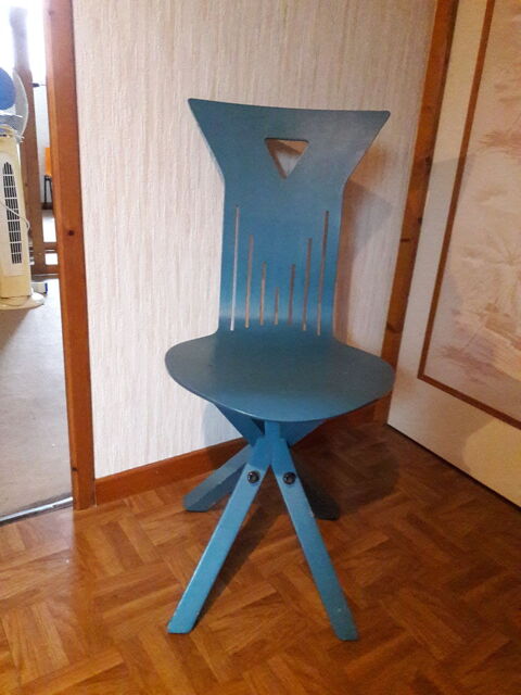 Chaise Bleue en bois.  10 . 10 Bizanos (64)