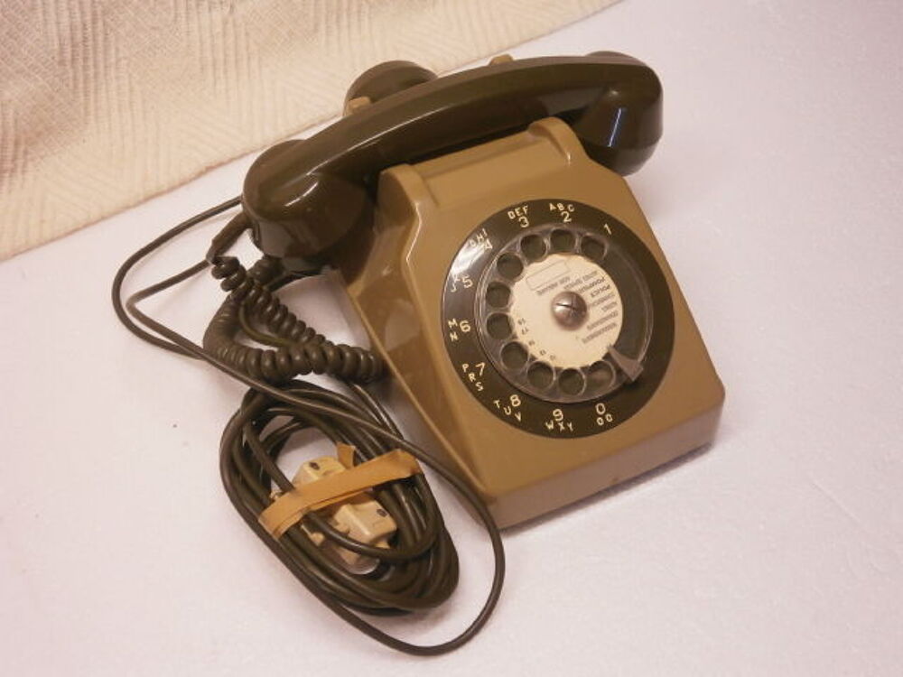 T&eacute;l&eacute;phone de collection S63 vert kaki &agrave; cadran avec son &eacute;cou 