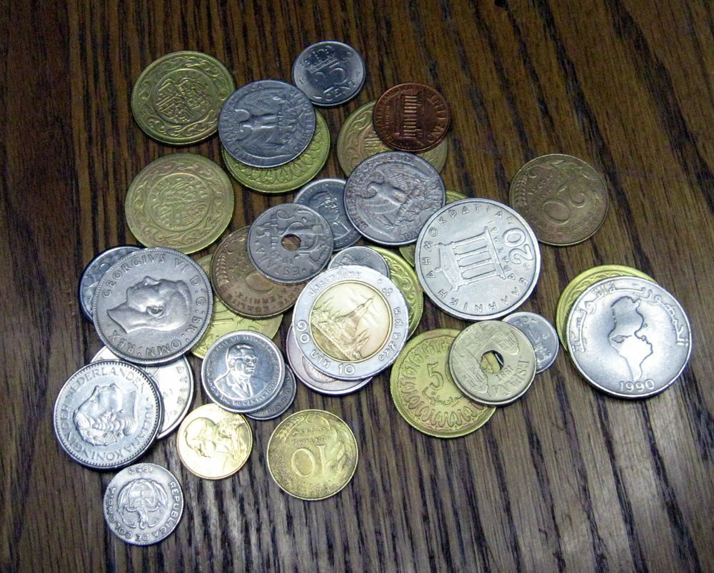 262 pieces monnaies et jetons divers pays. 