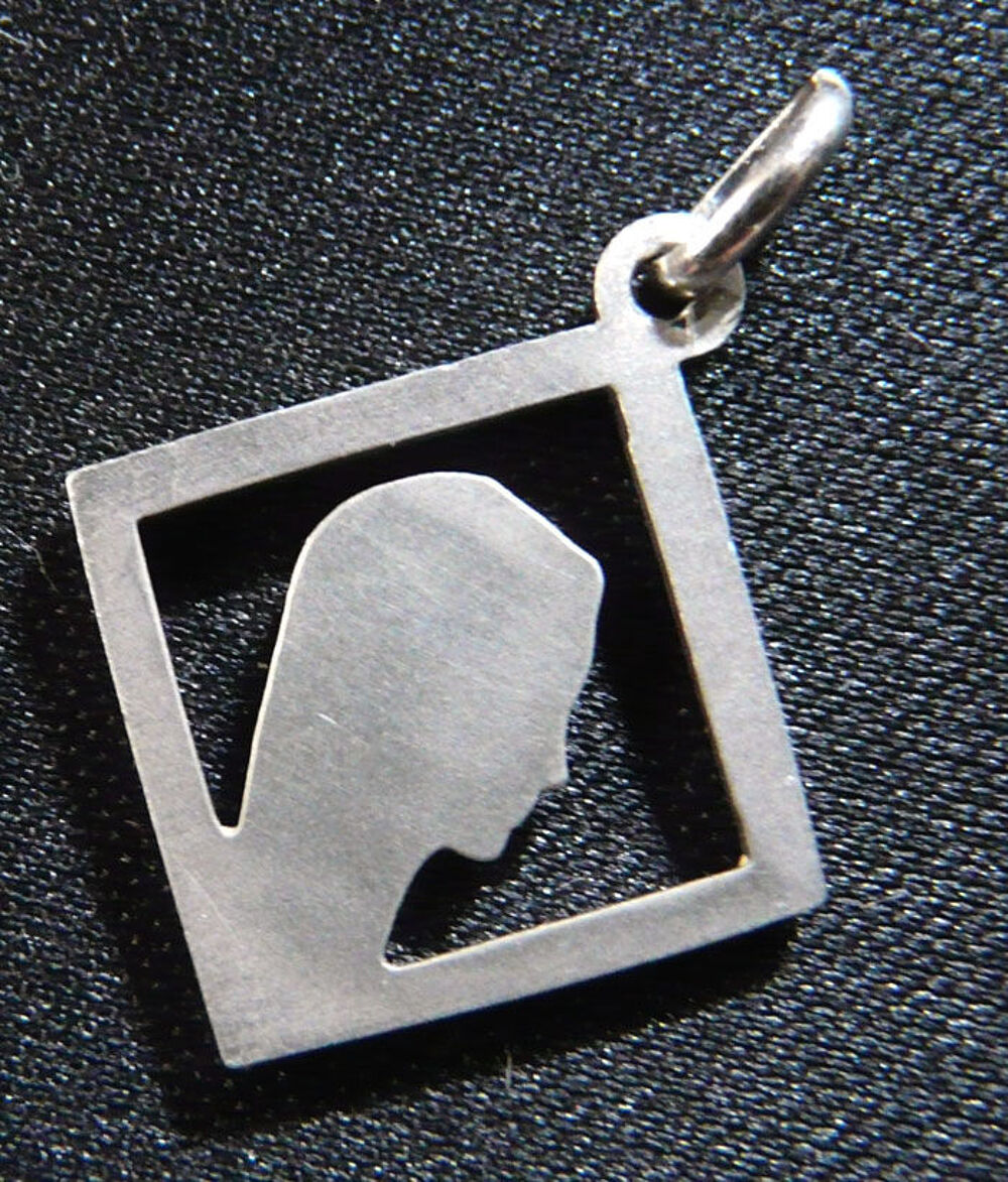 M&eacute;daille Pendentif carr&eacute; de la Vierge- M&eacute;tal argent&eacute; vintage Bijoux et montres