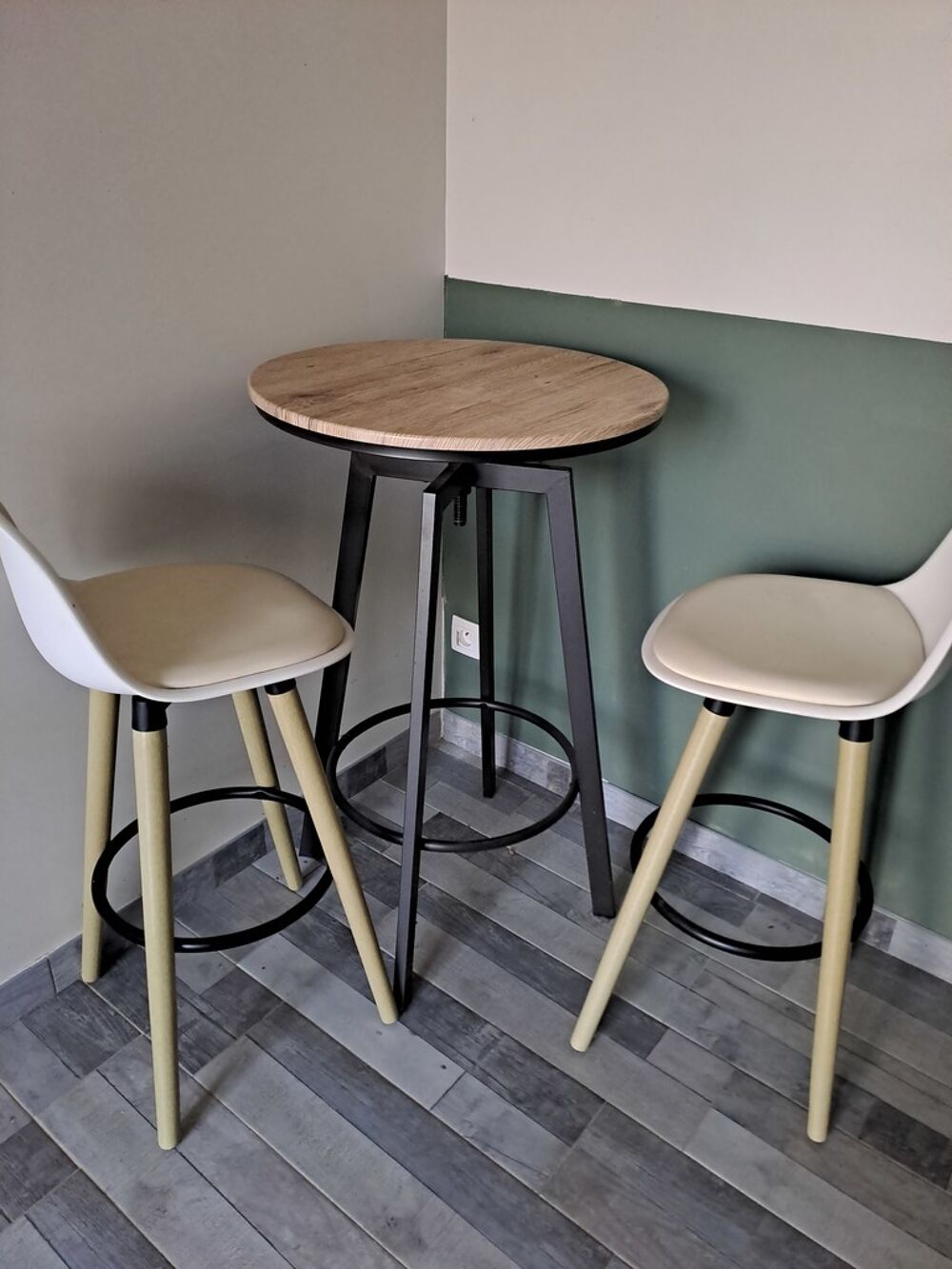 Table haute avec 2 tabourets Meubles
