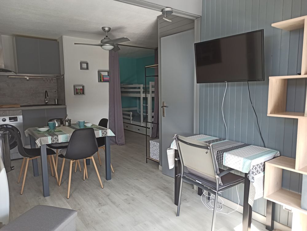   NOUVEAU: 2 pièces sur l'eau,100m plage, calme, jolie vue. Vacances  / Offres de location 