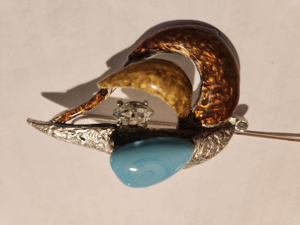 Pique &agrave; chapeau C?ur argent&eacute; &eacute;maill&eacute; strass cabochon bleu Bijoux et montres