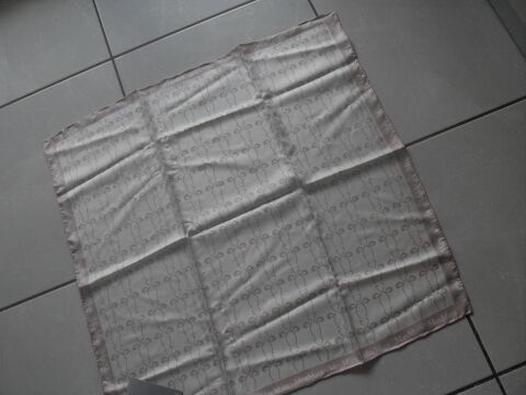 Superbe foulard de marque 35 Saint-Germain-au-Mont-d'Or (69)