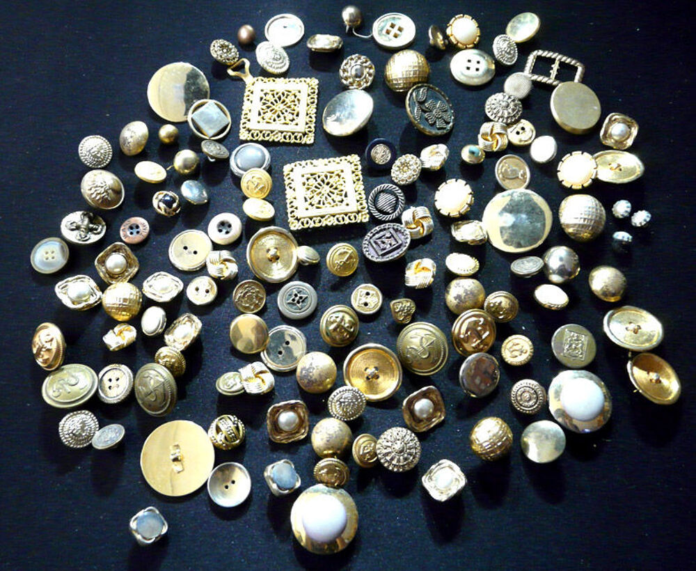 LOT DE 125 BOUTONS DORES ou proche de ce style, Vintage &agrave; un 