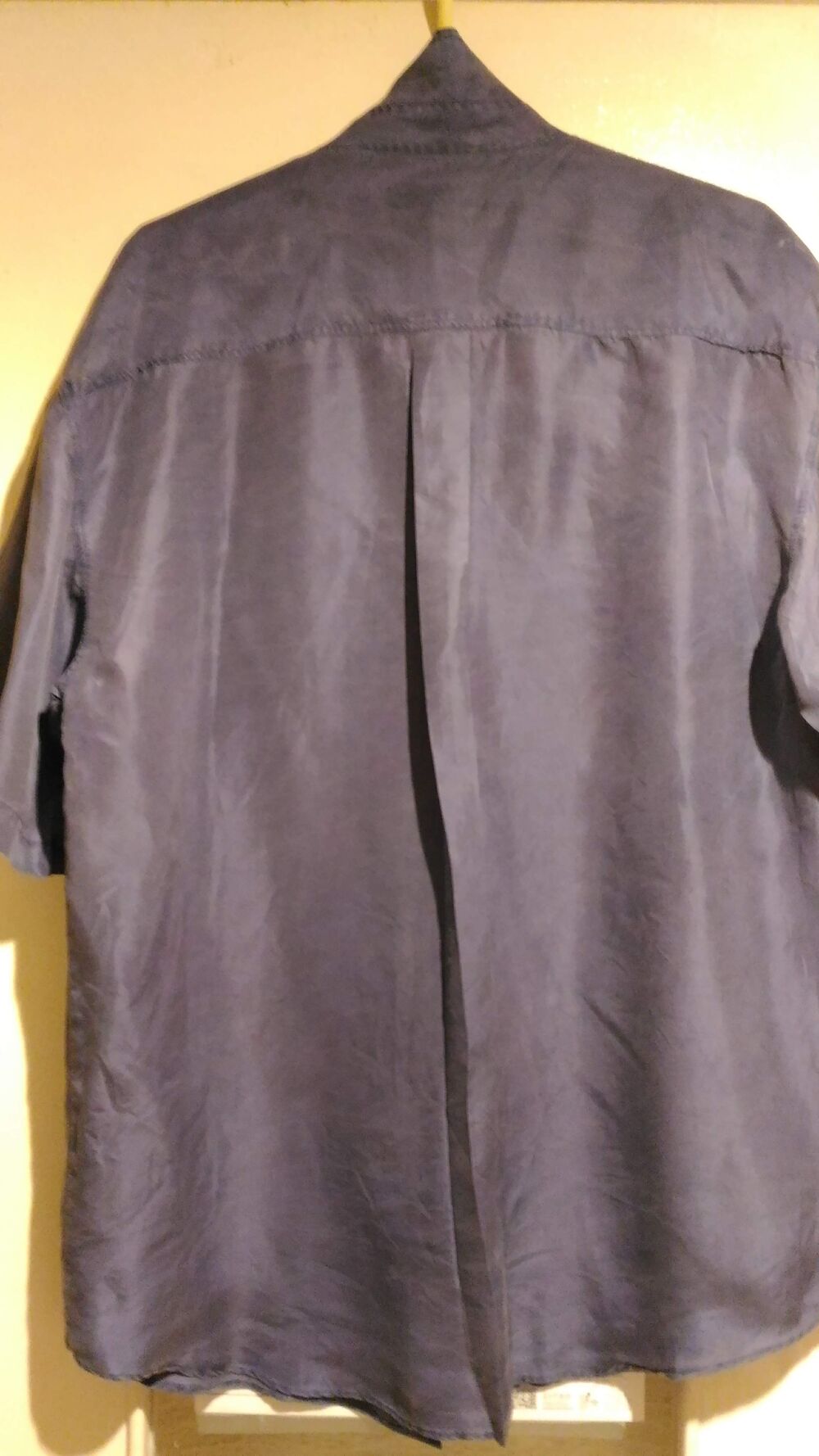Chemise HOMME en soie bleue &agrave; reflets fins bordeaux " Reflet Vêtements