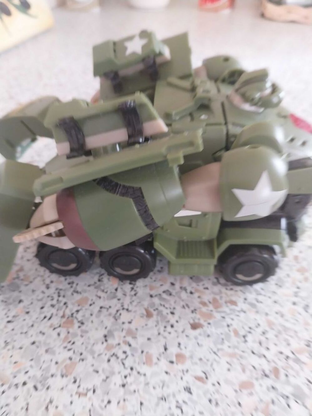 Transformers Robot camion arm&eacute;e. 