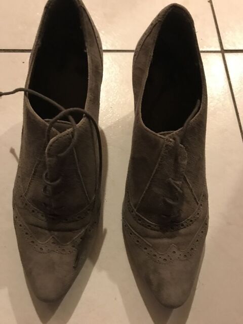 CHAUSSURES FEMMES EN NUBUCK BEIGE  P. 39 22 Saint-Genis-Laval (69)