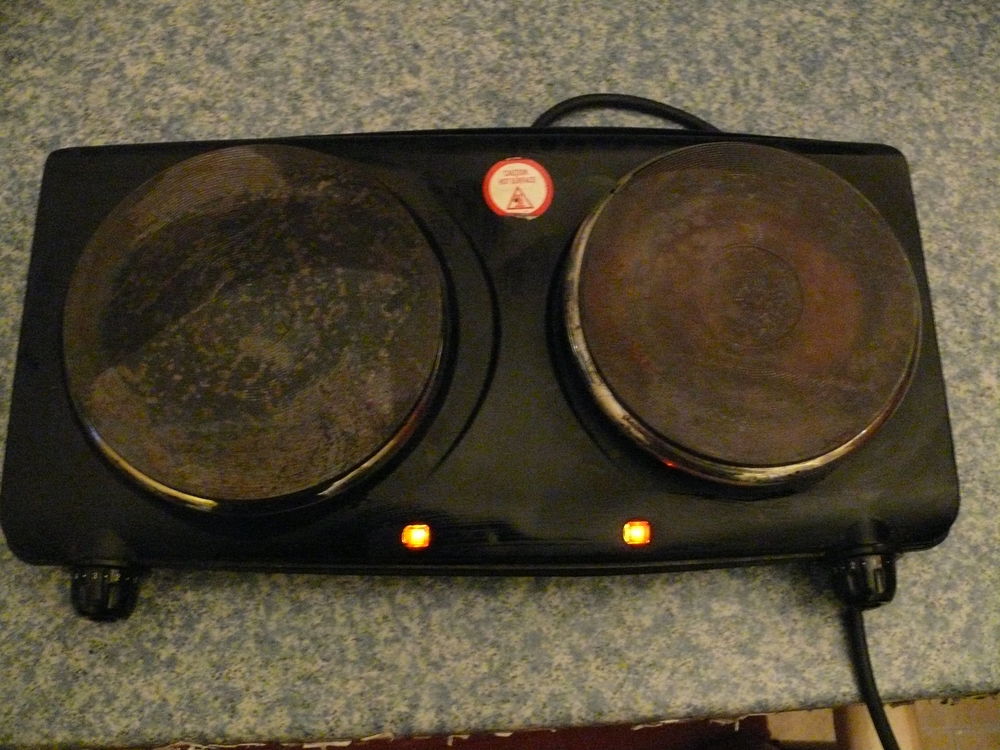 plaque de cuisson double. De couleur noire. Fonctionne parfa Electroménager