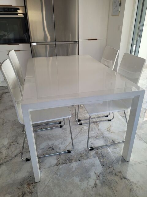 Élégante table extensible laquée blanche avec 6 chaises mode Saint-Gratien (95)