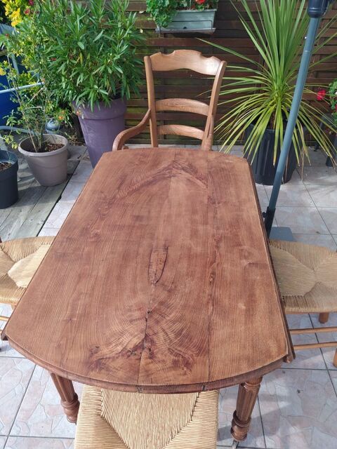 Table et Chaises 90 Château-Thébaud (44)