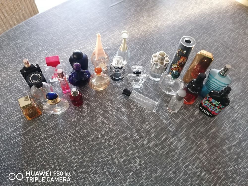 Lot de 22 flacons de parfum vides 