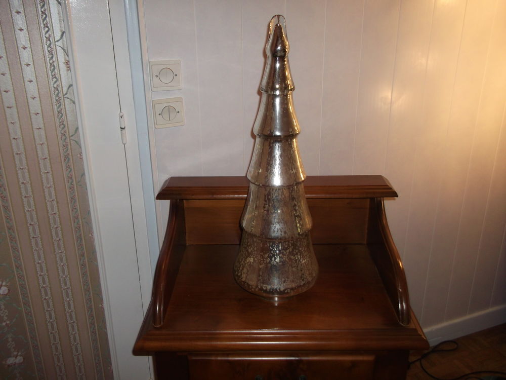 TRES BEAU SAPIN EN VERRE MARBRE. Décoration