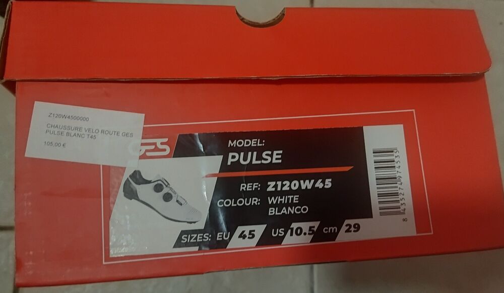 Chaussures de v&eacute;lo neuves taille 44 d'une valeur de 105€ Sports