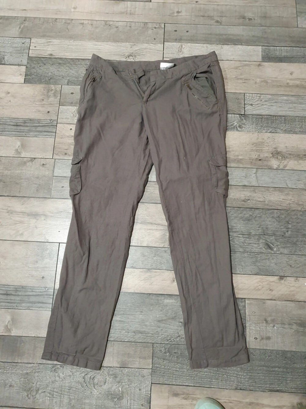Pantalon kaki 
taille 46 
Vêtements