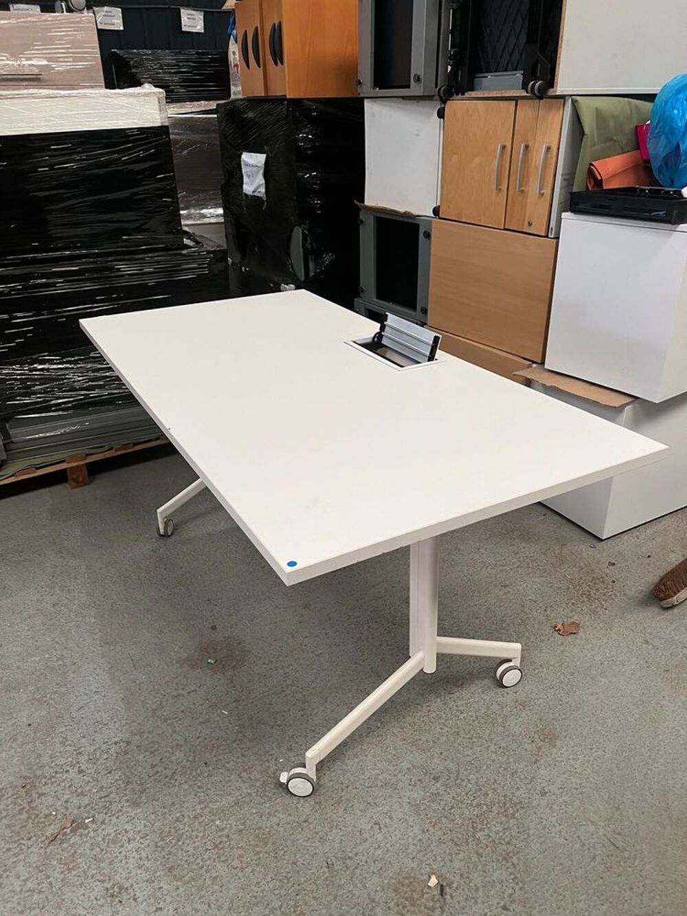 table bureau pliant blanc avec passe c&acirc;ble Meubles