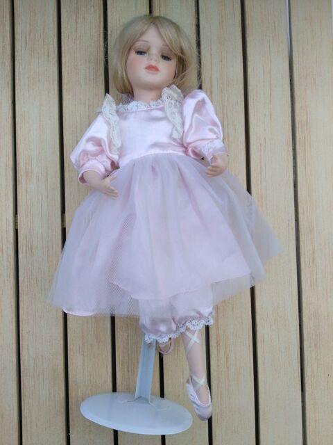 Poupée en porcelaine danseuse
8 Breuillet (91)