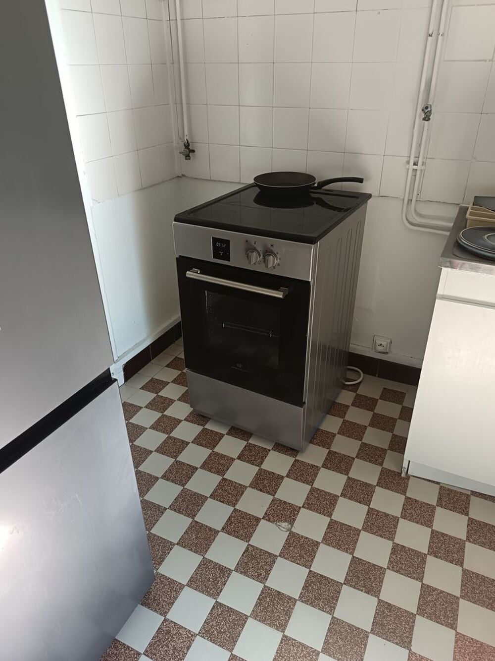 R&eacute;frig&eacute;rateur Hisense gris avec distributeur Electroménager