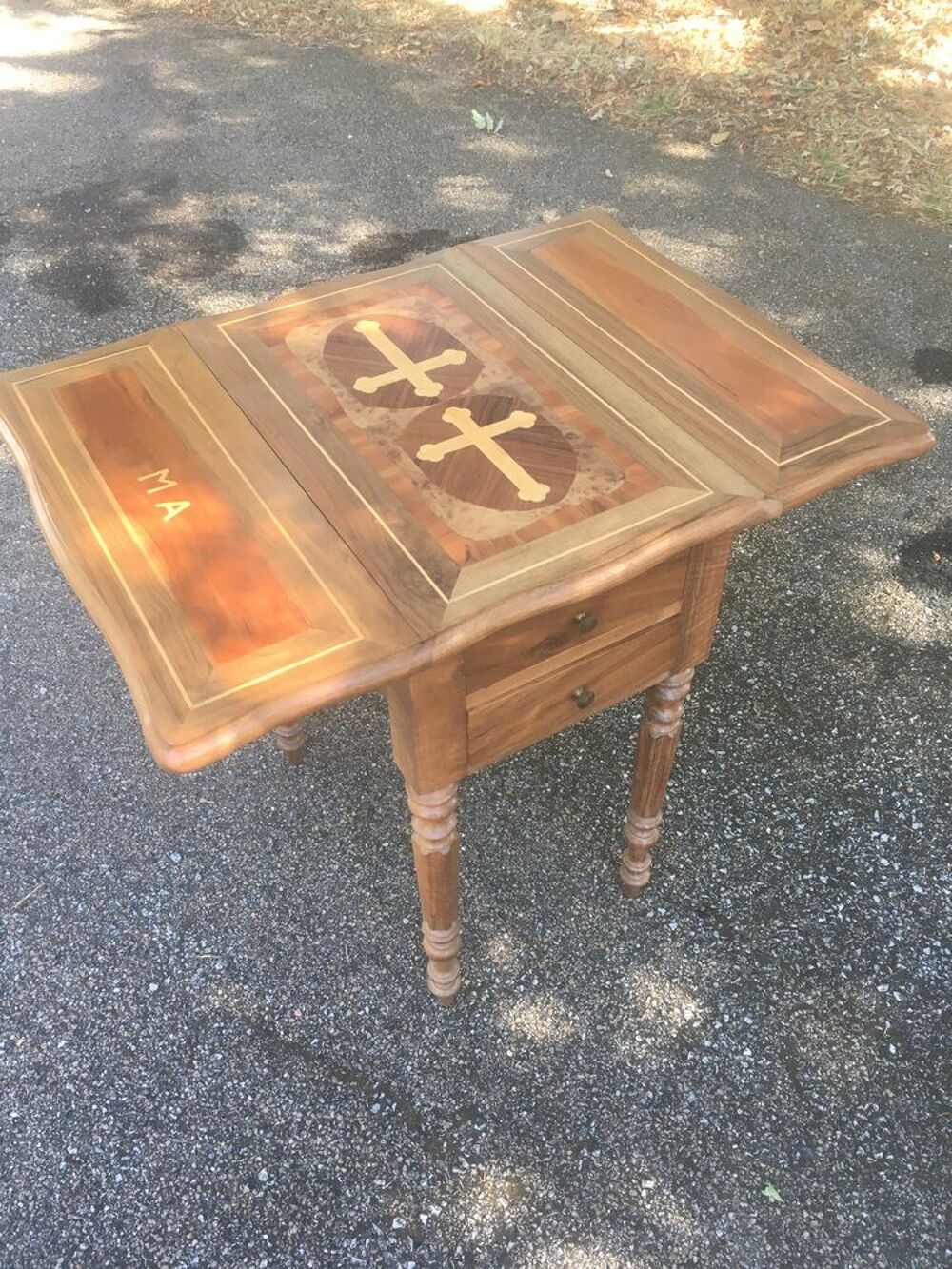 Table de nuit &agrave; volet / d'appoint / croix / marqueterie
Meubles