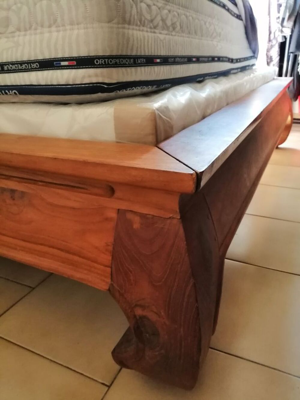 lit teck et parure compl&egrave;te matelas et sommier 160X200CM Meubles