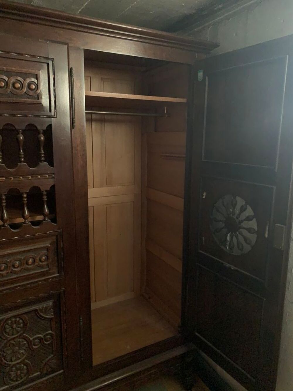 Armoire en bois massif moulur&eacute; - 3 portes Meubles