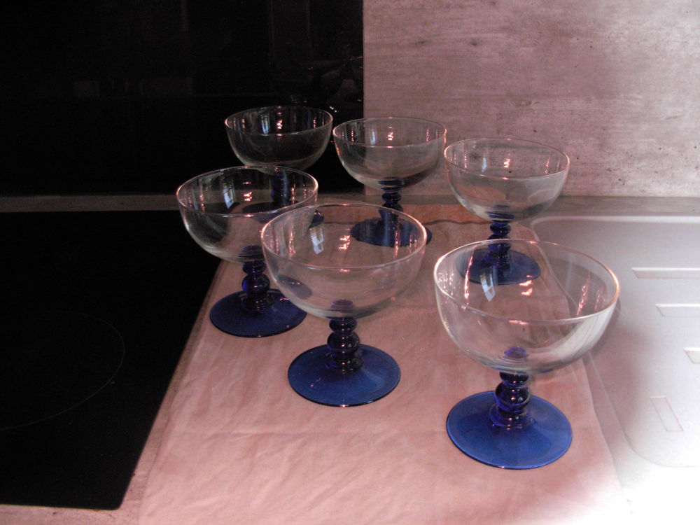 12 coupes &agrave; desserts en verre pieds bleus H 11,5 cm Electroménager