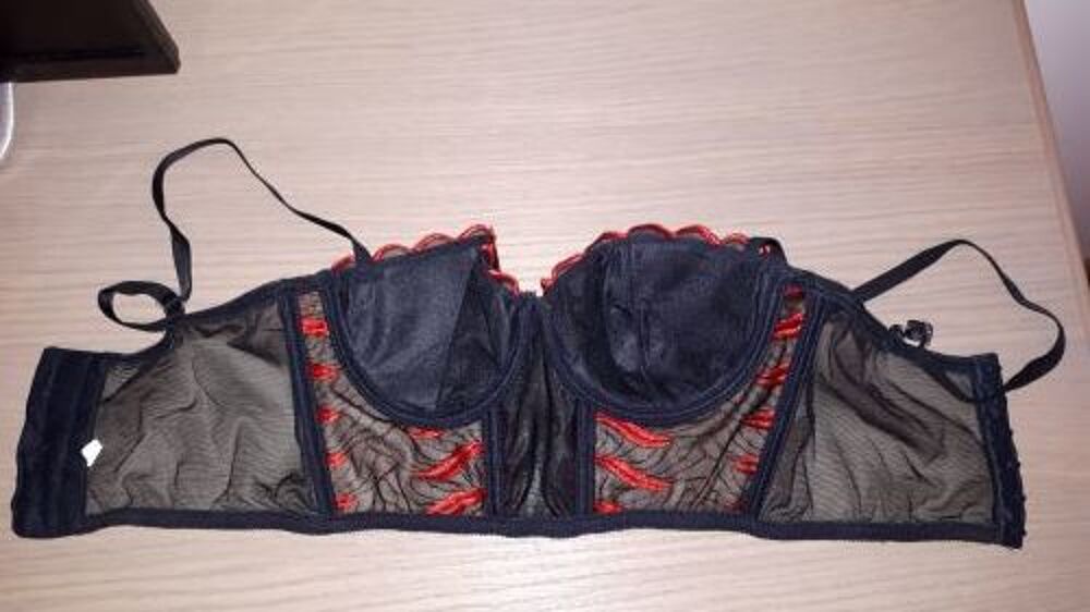 Soutien-gorge bustier noir et rouge taille 85 A Vêtements