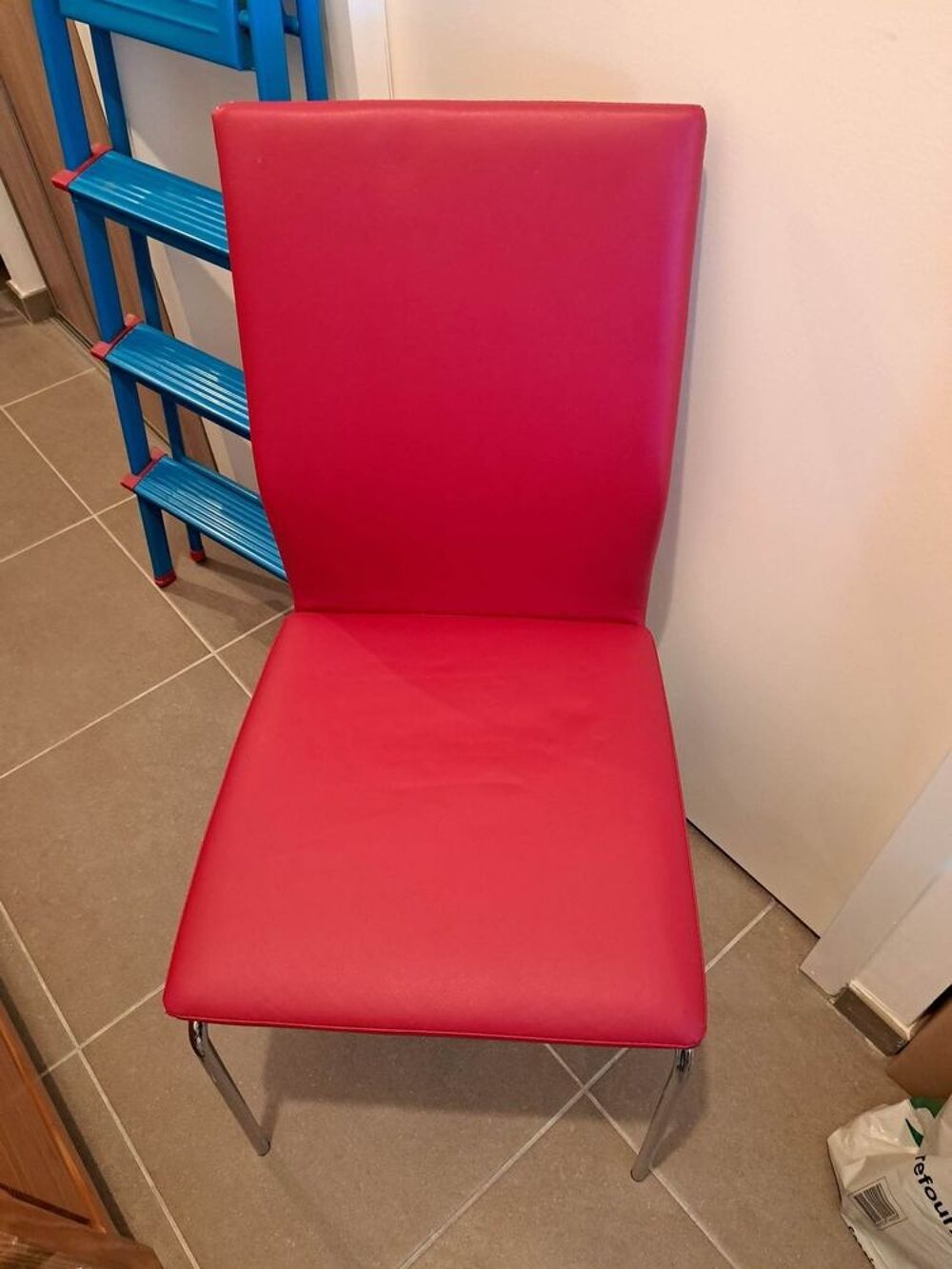 2 CHAISES ROUGE. Meubles