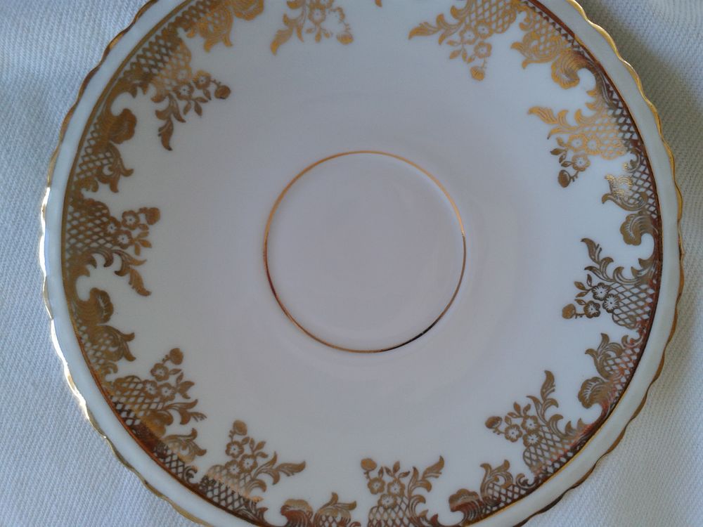 4 tasses &agrave; caf&eacute; en porcelaine blanche et dor&eacute;e anciennes Cuisine