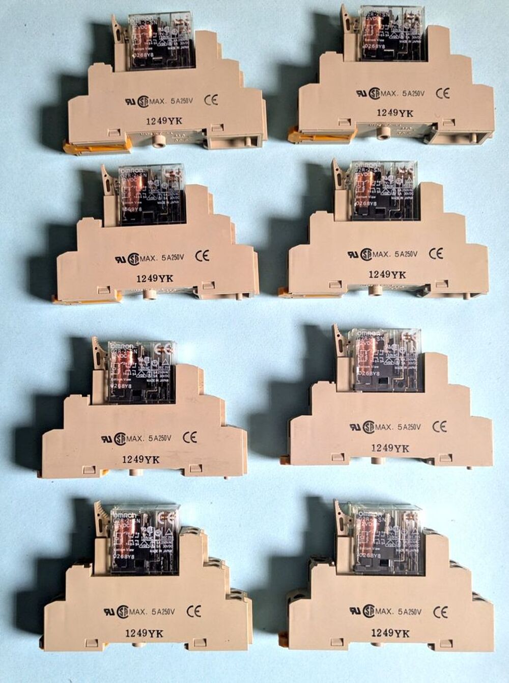 Lot de 8 relais de puissance Omron G2R-2-DC12 mont&eacute; sur base Matériel informatique