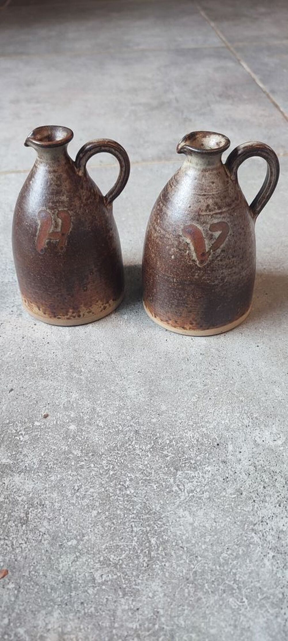 Huilier vinaigrier gr&egrave;s anciens sign&eacute;s 