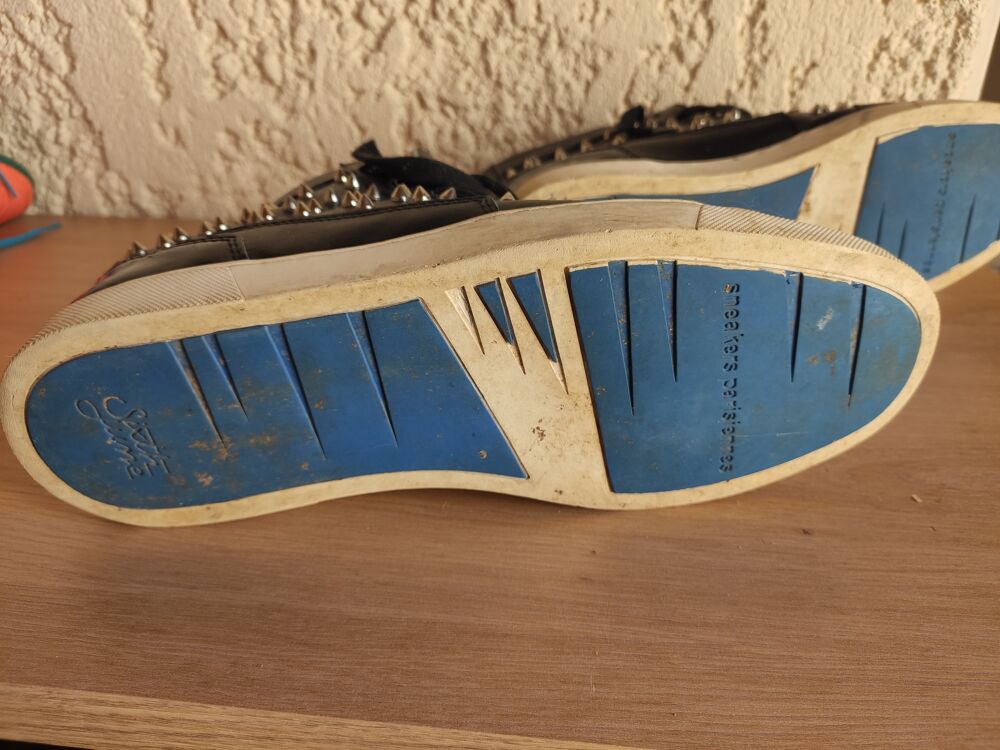 Chaussures hautes clout&eacute;es Chaussures