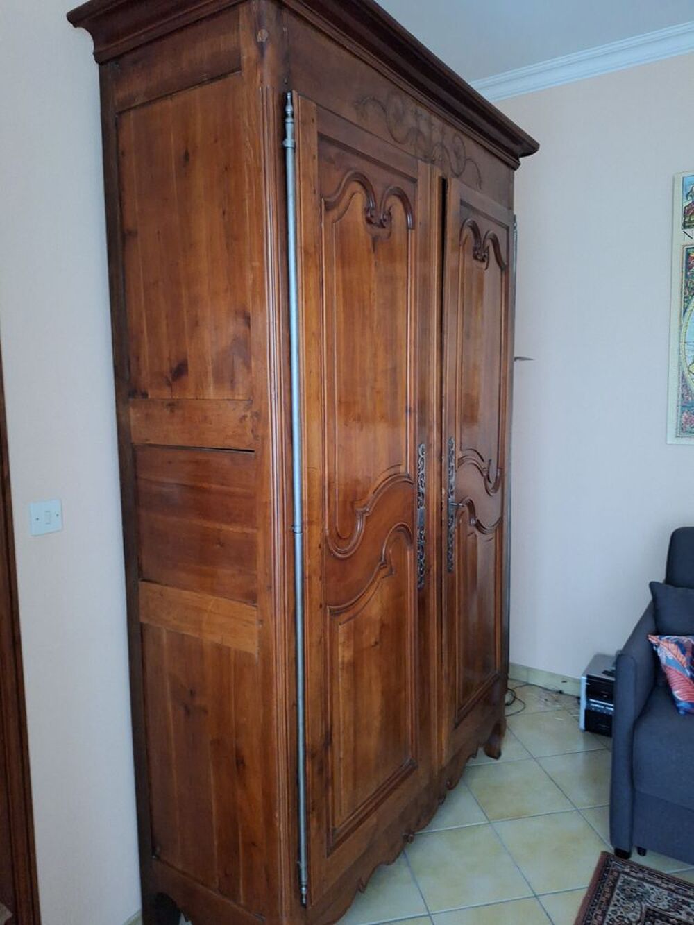 Armoire en merisier sculpt&eacute; deux portes Meubles