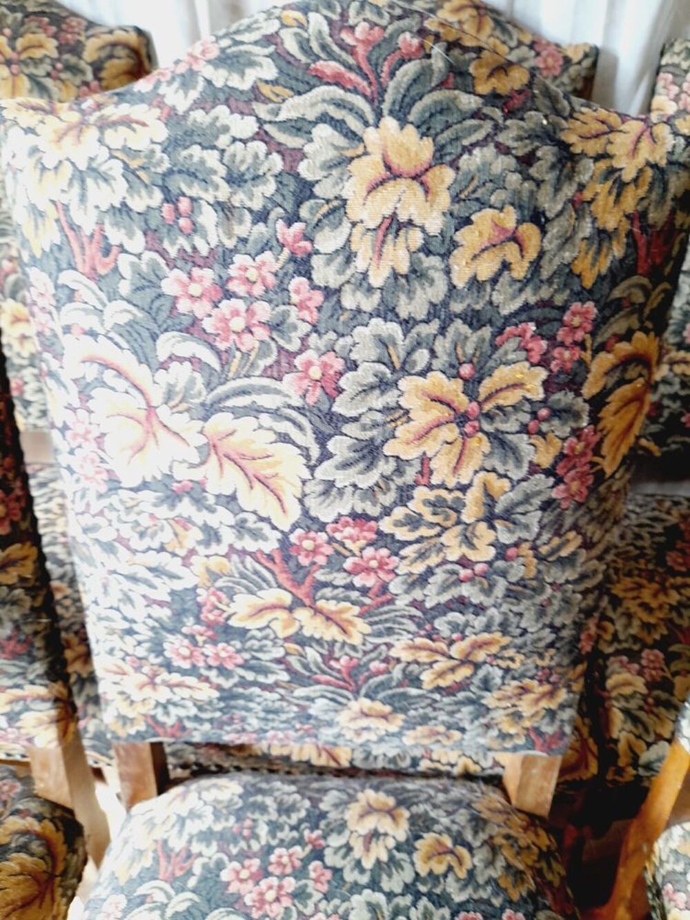 12 Chaises capitonn&eacute;es Meubles