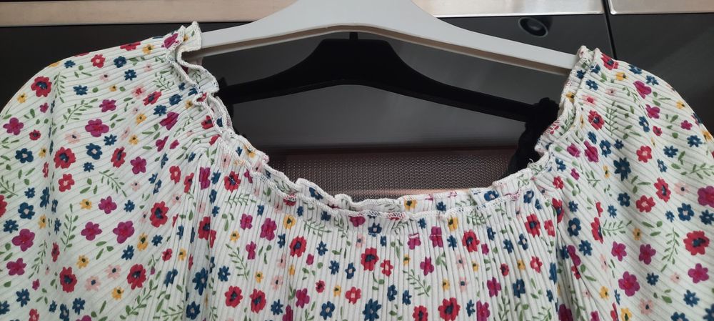 Joli tee-shirt fleuri Clockhouse taille M - En tr&egrave;s bon &eacute;tat Vêtements