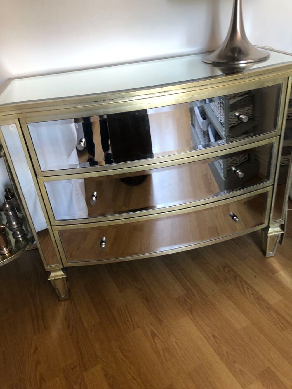Tr&egrave;s belle commode en verre Meubles
