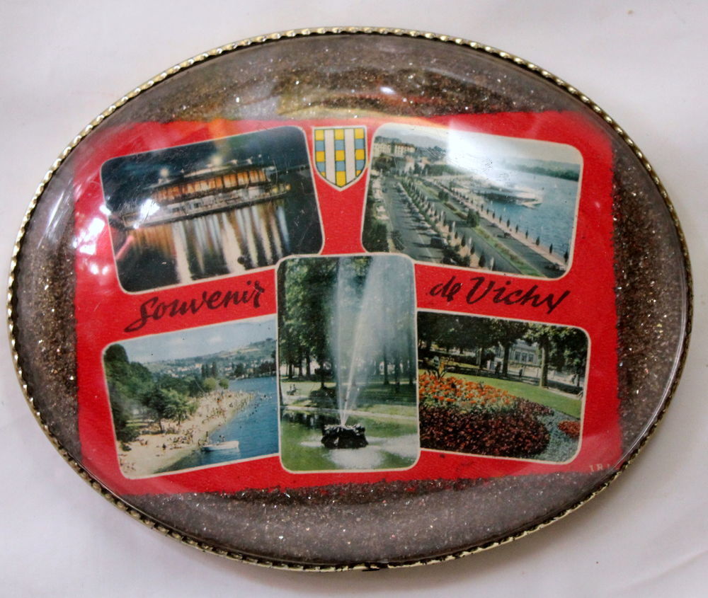 Cadre bomb&eacute; Souvenir de Vichy Décoration